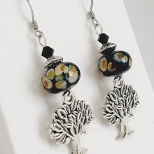 schwarze Perlenohrringe aus gesponnenem Glas und Symbolanhänger Lebensbaum aus versilbertem Metall